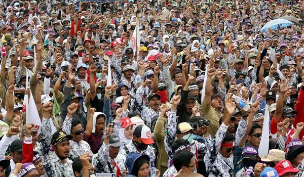 Ribuan guru honorer yang tergabung dalam Persatuan Guru Republik Indonesia (PGRI) menggelar unjuk rasa di depan gedung DPR/MPR, Jakarta, Selasa (15/9). (jpnn.com)