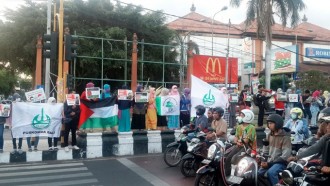 Aksi Kemanusiaan muslim Se-Bali 'Al-Aqsa Memanggilmu ' di Sudirman – Jalan Dewi Sartika Denpasar, Bali. (Herdian/KNRP)