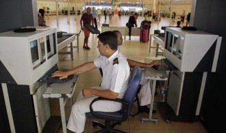 Petugas bandara di Mesir (aljazeera.net)