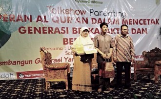 Ketua BPKK DPP PKS Wirianingsih (paling kiri) bersama putranya, Muhammad Saihul Basyir (tengah) di Auditorium Hotel Nirmala, Denpasar, Sabtu (31/10). (IST)