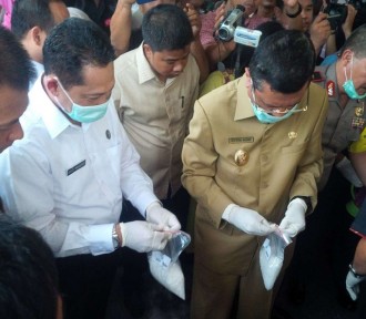 Kepala BNN Komjen Budi Waseso memimpin pemusnahan barang bukti narkoba milik jaringan internasional asal Cina di Mapolresta Medan, Selasa (10/11/15). (detik.com)