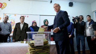 Erdogan memberikan suaranya pada pemilu hari ini. (aa.tr)