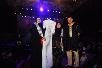 Melly Goeslaw  melelang baju kesayangannya untuk membantu saudara-saudara di Palestina. (KNRPMedia)