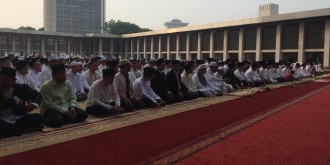 Ratusan warga menghadiri pelaksanaan shalat istisqa di halaman masjid istiqlal, jakarta. (merdeka.com)