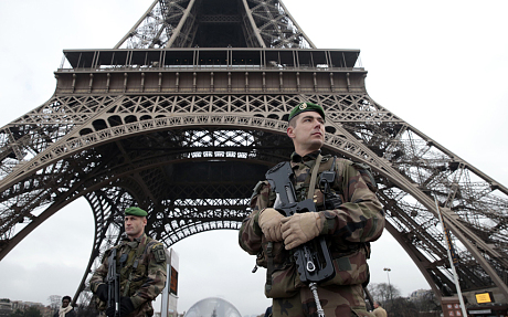 Penjagaan ketat di Paris setelah aksi teror. (telegraph.co.uk)