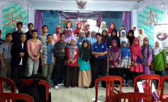 Bedah novel "Senyum Gadis Bell’s Palsy" di Kampung Inggris, Kediri, Ahad (6/12/15). (Irfa/FAM)