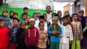 Yayasan Qurrata'ayun Berbakti menggelar kegiatan Khitanan Massal untuk dhuafa bekerasama dengan LKC Dompet Dhuafa, Ahad (20/12/15). (gm/mj/LKC DD)