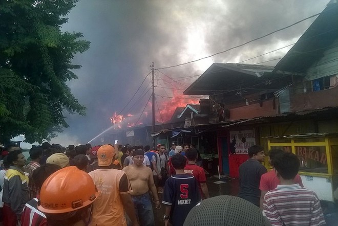 Kebakaran melanda pemukiman padat Bukit Duri, Jakarta Selatan, Kamis, (24/12/15). (republika.co.id)
