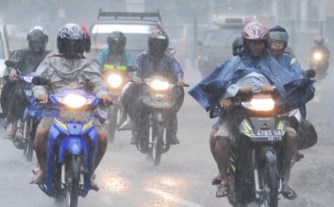 Memilih jas hujan yang aman dan nyaman sangat penting bagi keselamatan pengendara. (tribunnews.com)