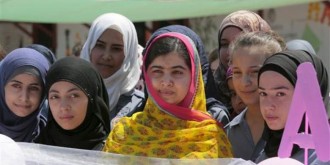 Pada ulang tahunnya yang jatuh pada hari Sabtu (11/7/2015) lalu, Malala Yousafzai berbagi suka cita dengan berkunjung ke Malala Yousafzai All-Girls School yang berada di Lebanon, dekat perbatasan Suriah. (nbcnews.com/kompas.com)