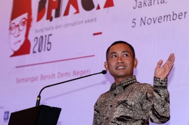 Bupati Batang, Jawa Tengah, Yoyok Riyo Sudibyo saat menerima penghargaan Bung Hatta Anticorruption Award. (tempo.co)