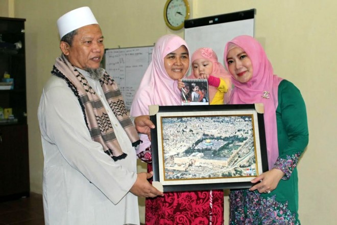 Istri Gubernur Nusa Tenggara Barat (NTB), Erica Zainul Majdi. dan putrinya Azzadina Johara Majdi, berdonasi untuk Palestina Rp 20 juta melalui KNRP NTB, Jum'at (15/1/2016). (ist)