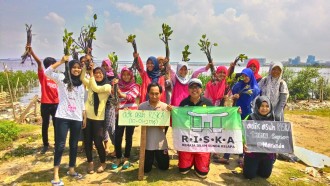 Adik Asuh Remaja Islam Sunda Kelapa (AAR) bekerjasama dengan Yayasan Restorasi Mangrove Indonesia menanam pohon mangrove di pesisir Marunda, Jakarta Utara, Minggu, (10/01/2016).  (Neneng.F.F)