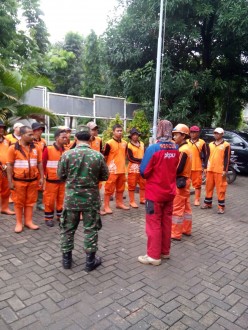 Masyarakat Kelurahan Grogol Kecamatan Grogol Petamburan mengadakan simulasi tanggap darurat bencana banjir pada Sabtu (23/01/16). (Surya/put/kis)