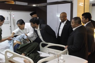 Anggota DPR RI dari Fraksi PKS mengunjungi korban bon Sarinah di RSPAD, Jakarta. (fraksipks.or.id)
