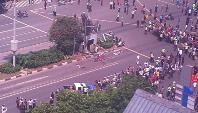 Ledakan di pos Polisi Jl. Thamrin dekat Sarinah Jakarta, Kamis (14/1/2016). (twitter/RRI)
