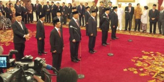 Presiden Joko Widodo melantik 10 duta besar Indonesia yang akan bertugas di luar negeri. Pelantikan dilakukan di Istana Negara, Jakarta, Kamis (25/2/2016) siang. (Kompas)