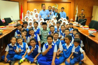 Hidayat Nur Wahid saat audiensi dengan  Sekolah Dasar Islam Terpadu (SDIT) Qatrunnada Islamic School di Ruang Pleno Fraksi PKS DPR RI, Senayan, Jakarta, Selasa (2/2/2016). (fraksipks.or.id)