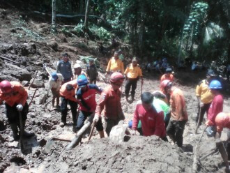 Tim Gabungan melakukan evakuasi korban tanah longsor di Dusun Suwinong Rt. 3 RW. 4, Desa Penungkulan, Kec. Gebang, Kab. Purworejo.  (Gusput/Putri/PKPU)‎