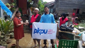 PKPU menyalurkan bantuan untuk korban banjir di Sumatera Utara. (Putri/PKPU)