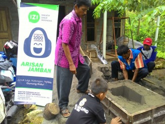 Praktek pembuatan jamban dan septicktank dilakukan di Sekertariat "San Bio E Sanitasi Bio Organik" Wonosari, Gunungkidul. (Rohmad/kis/PKPU)