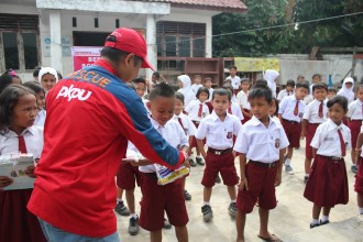 Relawan PKPU memberikan bantuan berupa School Kit untuk Sekolah Terdampak Banjir di Sumatra Utara, Senin (22/2/2016).  .  (Rizka/Putri/PKPU)