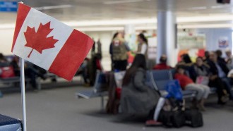 Bendera Kanada dan ilustrasi pengungsi di bandara (aa.com.tr)