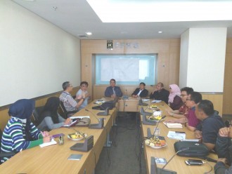 Anggota Badan Legislatif Daerah (Balegda) DPRD DKI Jakarta Nasrullah menerima kunjungan Yayasan Lembaga Konsumen Indonesia (YLKI) dan Forum Warga Kota Jakarta (FAKTA), Senin (14/3/2016) 