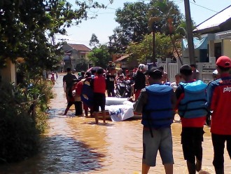 Tim Rescue PKPU terjun ke lokasi banjir di Kec. Baleendah dan Kec. Dayeuh Kolot, Kab. Bandung. (Fadsupp/Putri/PKPU) 
