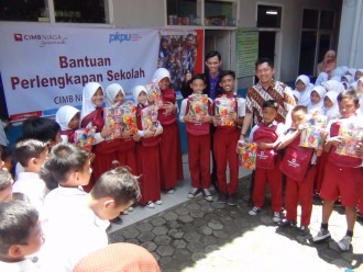 Bantuan perlengkapan sekolah untuk SD/MI Miftahul Salam Kota Bandung.  (Fadsupp/Putri/PKPU)