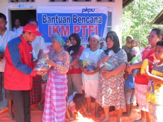 Penyaluran paket sembako untuk korban banjir di Kabupaten Pasaman Timur. (Amel/Putri/PKPU) 