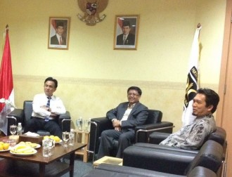 Yusril Ihza Mahendra (kiri), Presiden PKS M Sohibul Iman (tengah), Almuzzammil Yusuf (Kabid Polhukam DPP PKS), di DPP PKS, Jakarta, Selasa (22/3/2016). (Foto: Oim)