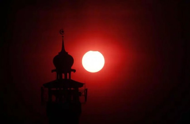 Gerhana matahari sebagian terlihat di Jakarta, Indonesia, 9 Maret 2016. (Adi Weda—EPA/CNN)