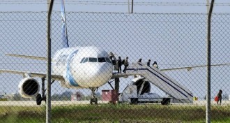 Pembebasan penumpang pesawat Mesir. (tunisialeaks.net)