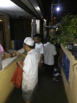 Kader PKS membagikan 150 nasi bungkus kepada korban banjir di wilayah Kelurahan Tegal Alur dan Kamal . (hunaspksdkijakarta)