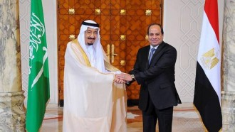 Pimpinan Kudeta Mesir, As-Sisi dan Raja Arab Saudi, Salman Abdulazis dalam pertemuan di Kairo. (okezone.com)