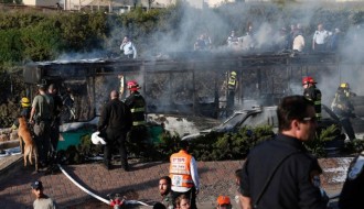 Sebuah bom menghanguskan bis milik Israel. (alresalah.ps)