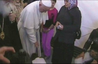 Seorang anak pengungsi Suriah di Yunani mencium kaki Paus Vatikan. (memoadmin)