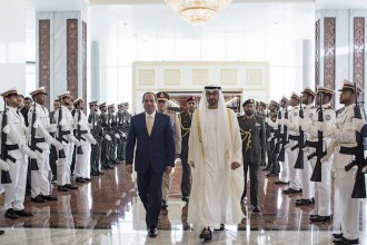 Putera Mahkota Abu Dhabi menyambut kehadiran pimpinan reziman kudeta Mesir Abdil Fattah as-Sisi di Abu Dhabi, Uni Emirat Arab, Oktober 2015.  (albalad.co)