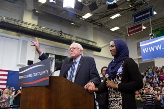 Bernie Sanders dalam salah satu kampanye, seorang muslimah bertanya ke Sanders mengenai Islamofobia di AS. (i.ytimg.com)