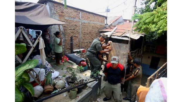 Warga dibantu petugas Satpol PP memindahkan barang-barang rumah tangga di warga RT 06 RW 05 Bidaracina, Jakarta Timur, Sabtu (10/10). (Suara Pembaruan)
