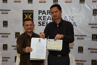 Ketua Departemen Hukum DPP PKS Zainudin Paru dan Ketua Bidang Humas DPP PKS Dedi Supriadi sedang menunjukkan Surat Keputusan (SK) Pemberhentian Fahri Hamzah. (Bima/pks.id)