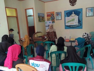 Edukasi Kader Pemberdayaan masyarakat di Aula Kantor Desa Sapanang Kec. Binamu Kab. Jeneponto, Kamis (14/04/2016). (Indah/Putri/PKPU)