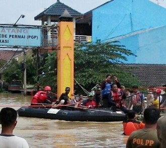 Tim Rescue PKPU di lokasi banjir Perumahan Pondok Gede Permai, Kamis (21/4/2016). (Amir/Putri/kis/PKPU)