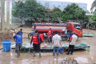 Aktifitas bersih-bersih pasca banjir yang melanda Bekasi.  (Amir/Putri/kis/PKPU)