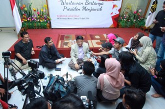 Presiden DPP PKS, M Sohibul Iman (kanan), Wasekjen DPP PKS, Abdul Hakim (tengah), Wakabid Humas DPP PKS, Hartono Iggi Putro (kiri) saat kongkow dengan wartawan di aula DPP PKS, Jakarta Selatan, Selasa (19/4/2016). (IST)