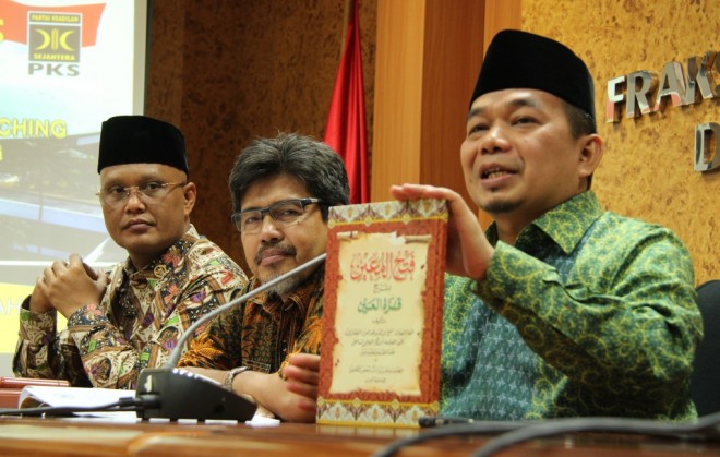 Ketua Fraksi PKS DPR RI Jazuli Juwaini (berbaju hijau) menunjukkan Kitab Fathul Mu'in karya Syeikh Zainuddin Bin Abdul Aziz Al Malibari. (fraksidpr.pks.id)
