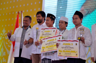 (Kiri ke Kanan): Ketua DPW PKS Aceh Ghufron Zainal Abidin, Wakil Gubernur Aceh Muzakir Manaf dan para emenang lomba baca kitab kuning di Milad PKS. (IST)