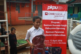 CIMB Niaga Syariah dan PKPU melakukan Aksi Recovery PAsca Banjir Bandung. (fadsupp/Putri/PKPU)