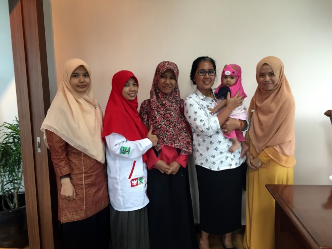 Perempuan perwakilan Bidang Perempuan Pengurus Pusat Kesatuan Aksi Mahasiswa Muslim Indonesia (PP KAMMI) melakukan kunjungan ke Anggota Komisi XI DPR RI yang berasal dari Fraksi PDIP Eva Kusuma Sundari di Kompleks Parlemen, Senayan, Jakarta, Selasa (19/4/2016).  (Afilin Nur)